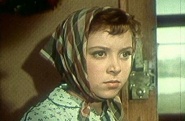 9. Какая фамилия была у героини фильма "Девушка без адреса"?