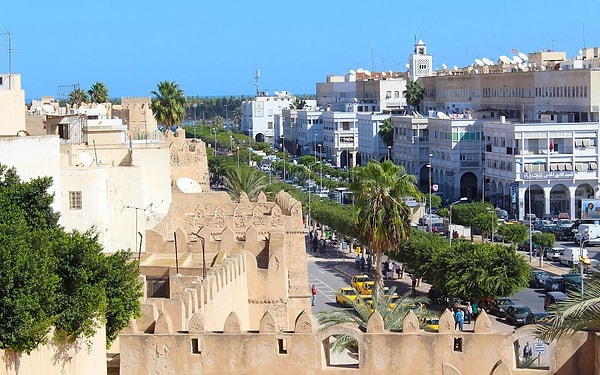 2. В какой стране находится город Сфакс?