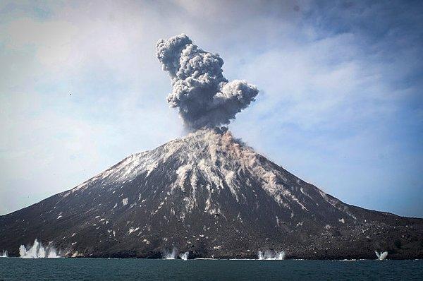 Yetkililer, bölgede bulunan Anak Krakatau Yanardağı'ndaki volkanik hareketliliğin tsunamiye neden olduğunu açıklamıştı.