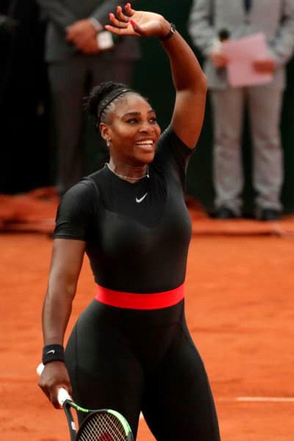 18. "Black Panther"den esinlenilerek tasarlanan kedi kıyafetini Serena Williams Fransa'da düzenlenen tenis turnuvasında giymişti. Bu kostüm yasaklanınca tepki olarak Amerika'da düzenlenen turnuvada bu efsane tütüyü giydi.