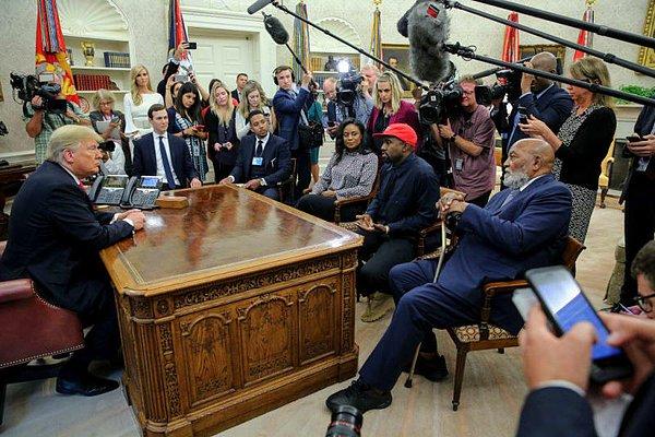 22. Kanye West Beyaz Saray'da hapishane reformu, üretim ve Chicago'da çete şiddeti konularının tartışıldığı sırada Donald Trump'ı ziyaret etti.