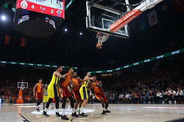 İki ekip de sayı bulmakta zorluk çekerken sarı-lacivertli ekip, Melih Mahmutoğlu'nun üç sayılık basketiyle 26. dakikada farkı tek hanelere indirdi: 54-45. Çeyreğin kalan bölümümde iki takım da sayı bulmakta zorluk çekerken Galatasaray, final periyoduna 59-52 üstün girdi.