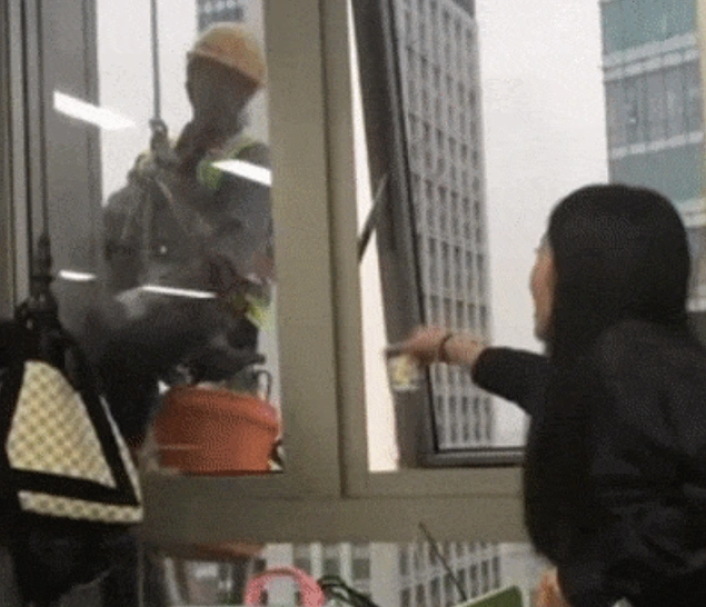 Cam temizleyicisine bir bardak çay veren kadın:
