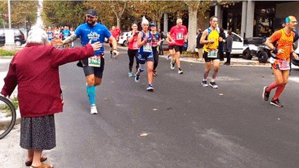 11. Maraton koşucularına çak bir beşlik yapan yaşlı kadın: