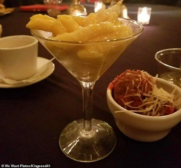 Eritilmiş peynirli makarnayı dev bir tabakta, uzayan peyniri ile beklerken minnoş bir martini bardağında gelmiş.