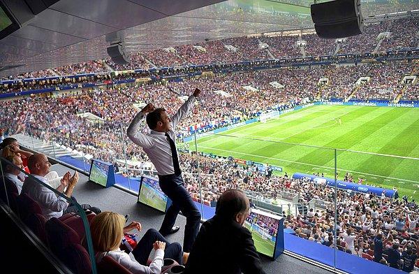 3. Fransa cumhurbaşkanı Emmanuel Macron Dünya Kupası final maçında Hırvatistan karşısında oynayan takımını destekliyor.