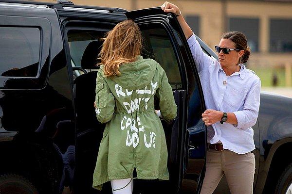 8. First Lady Melania Trump Teksas'ta bir çocuk merkezine yaptığı ziyaretten sonra, "Benim hiç umrumda değil, ya senin?" yazan ceketi ile aracına doğru yürüyor.