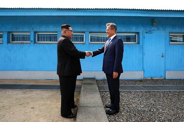 9. Kuzey Kore lideri Kim Jong Un ve Güney Kore cumhurbaşkanı Moon Jae-in, iki ülkeyi ayıran sınırda böyle bir araya geldi.