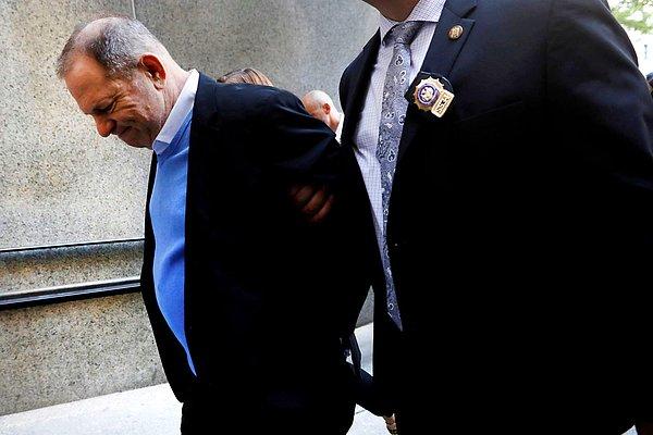 12. Cinsel taciz suçları ile tüm dünyayı sarsan yapımcı Harvey Weinstein, New York'ta mahkeme salonuna gelirken