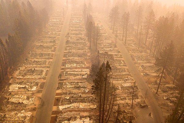 14. Kaliforniya'da günlerce süren yangında yok olmuş bir mahalle