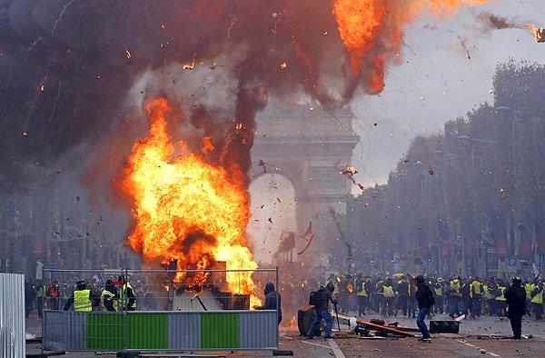 15. Paris'te 'sarı yeleklilerin' başlattığı hareket ve Şanzelize'deki göstericiler