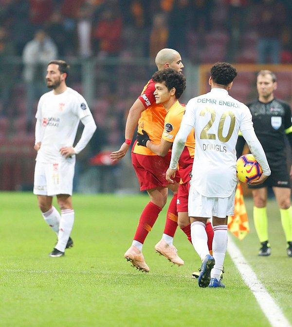 Sivasspor maçında oyuna girerek Galatasaray tarihinde ligde forma giyen en genç futbolcu oldu.