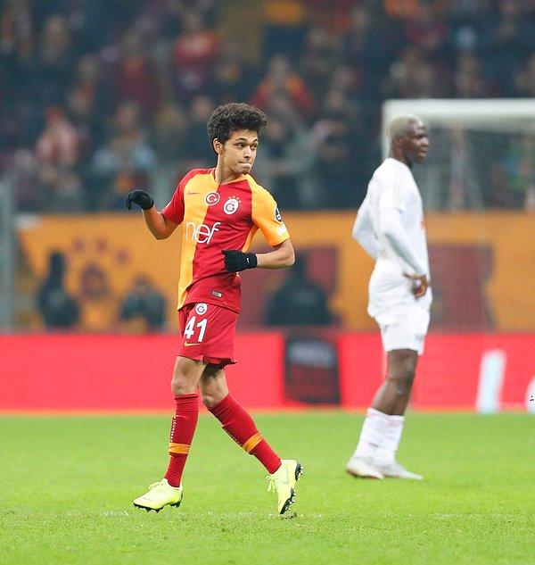 Orta sahanın ortasında 10 numaralı formayı giyen 16 yaşındaki futbolcu, Galatasaray ve Milli Takımların gelecekte büyük umutlar beslediği bir isim.