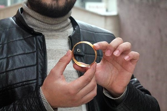 6 Aydır Kaldırımda Bulduğu Bileziğin Sahibini Arıyor: 'Değerinin 7 Bin TL Olduğunu Öğrendim, Rahat Uyuyamıyorum'