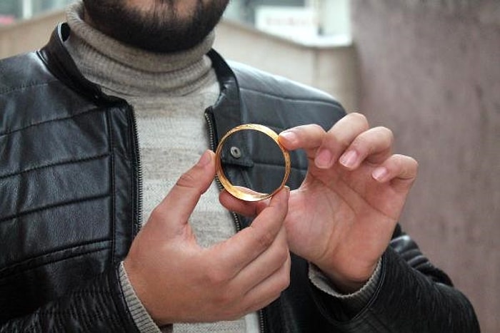 6 Aydır Kaldırımda Bulduğu Bileziğin Sahibini Arıyor: 'Değerinin 7 Bin TL Olduğunu Öğrendim, Rahat Uyuyamıyorum'