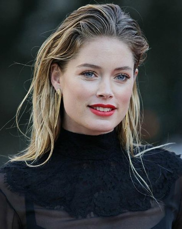 6. Распущенные волосы с "мокрым" эффектом: