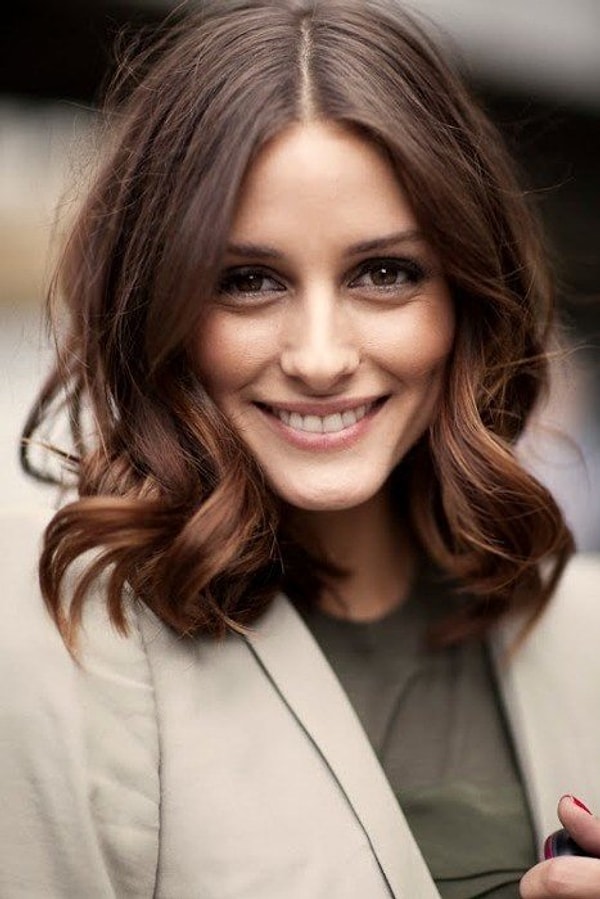 12. Волнистые волосы средней длины с пробором посередине: