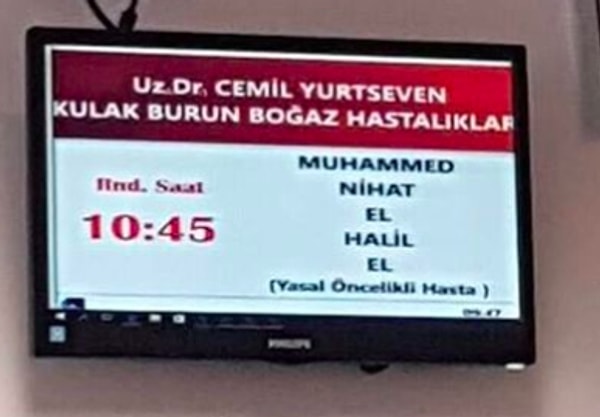 Ancak Suriyeli mültecilerin yasal öncelikli hasta statüsünde muayene edildiği iddiası doğru değil. 2011’den beri geçici koruma ya da şartlı mülteci statüsünde bulunan Suriyeliler, yasalar gereği Türk vatandaşları gibi 5510 sayılı Sosyal Sigortalar ve Genel Sağlık Sigortası kanunu hükümlerine tabiler.