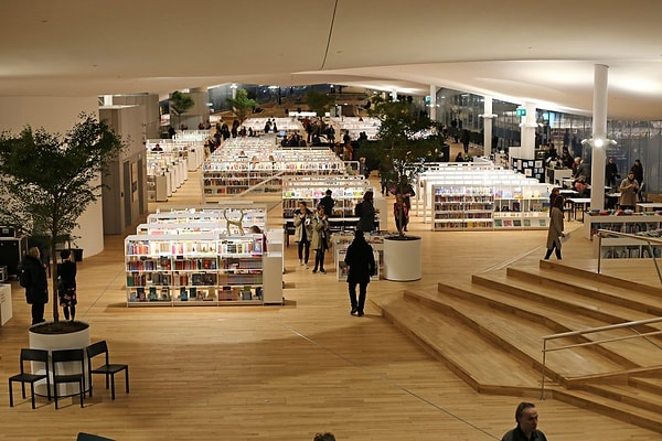 В 2019 году в этой библиотеке будут доступны читальные залы, художественные мастерские, широкоформатные принтеры, рабочие станции для электроники и мультимедиа, УФ-принтер, лазерный резак и игровые сервисы.