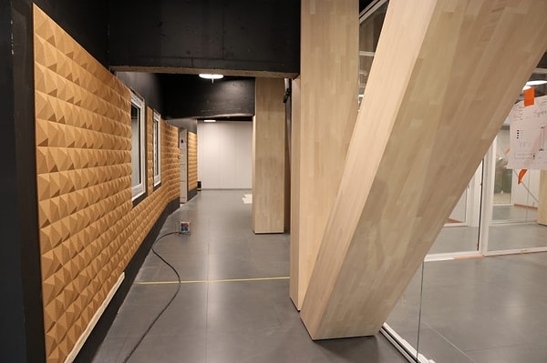 И это еще не все! В этой превосходной библиотеке также есть студии звукозаписи для музыкантов, кинотеатр, а также места для проведения встреч.