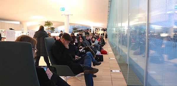 В залах для хобби, площадь которых составляет 100 квадратных метров, имеются "умные" окна и кресла, которые позволяют посетителям расслабиться и насладиться прекрасным видом.