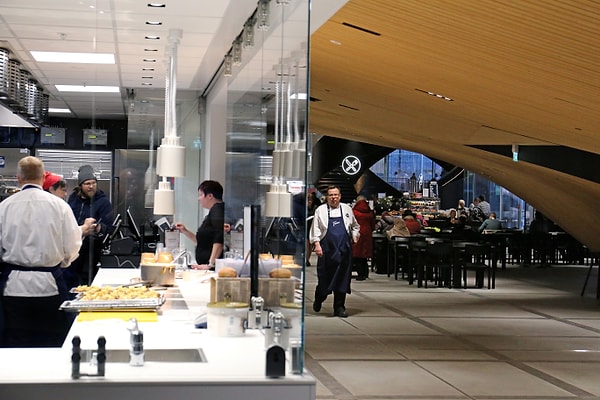 Этот книжный рай также предоставляет кофе и легкие закуски.