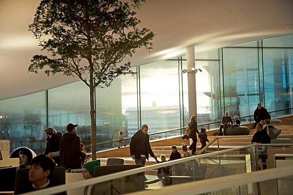 В большом зале на первом этаже Oodi, можно организовать выставки, всплывающие окна, шоу и спектакли, а также другие мероприятия.