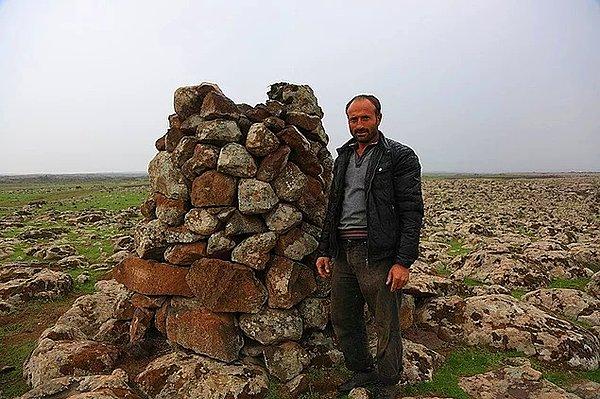 Madalyonun bir de diğer yüzü var elbette: Diyarbakır’ın Çınar ilçesine bağlı Ayveri köyünde yaşayan çoban Mehmet Salih Arslan, 23 yıldır her yere taştan kuleler yapıyor ve leyleklerin yuva sorununa çözüm üretiyor.