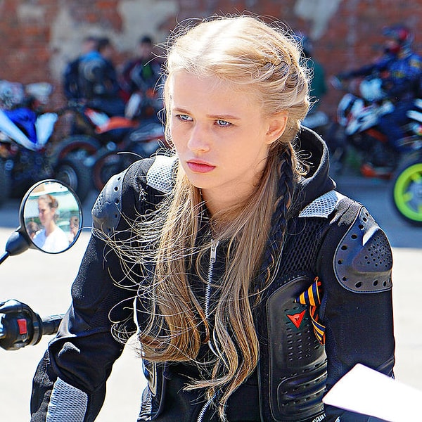 9. Возвращаемся к сериалу. Какая из этих героинь вам нравится больше по характеру?