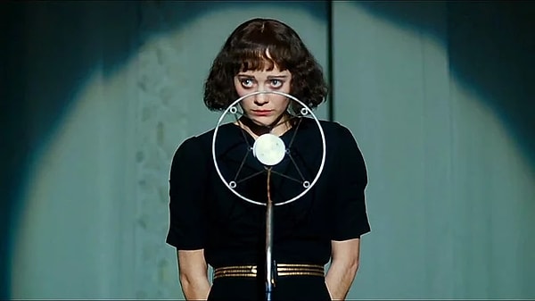 5. О какой французской певице шла речь в фильме "Жизнь в розовом цвете"?