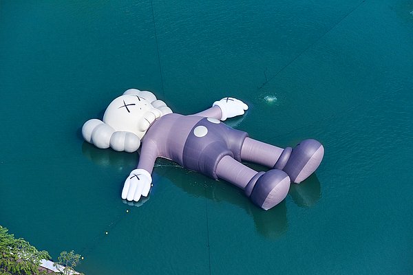 3. KAWS'ın Seul gölünde yüzen eseri