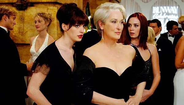 6. Итак, вами руководит деспотичный редактор одного из крупнейших нью-йоркских журналов мод, а вы простая провинциальная девушка. Что это за фильм?