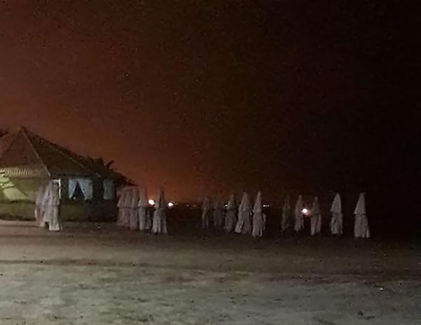 22. Ух, подумалось, что это не зонты на пляже, а нашествие Ку-клукс-клана.