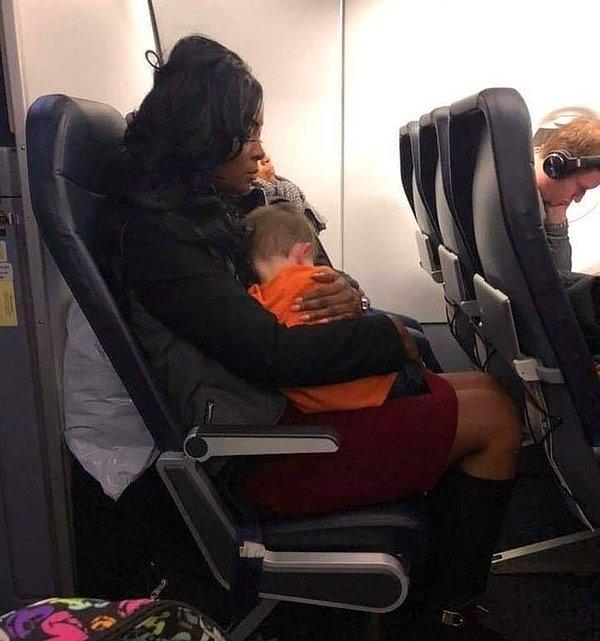 7. "Bu kadın uçuşta ağlayan çocuğunun sakinleşmesi için bir anneye yardım etti. Bütün uçuş boyunca kollarında uyudu ve inince birlikte valizlerini almaya gittiler."