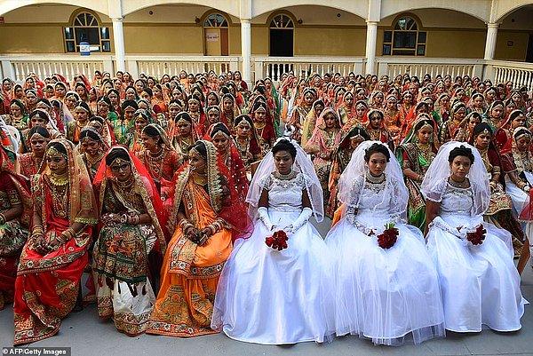 DNA India'ya göre bu yılki tören Gujarat başbakanı Vijay Rupani tarafından kutsanmış 261 gelin evlendirildi.