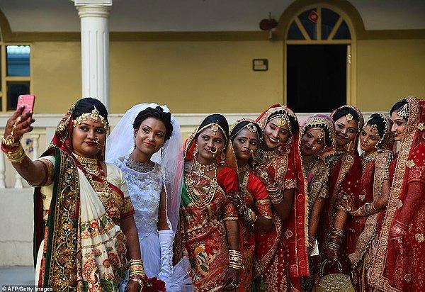 Mahesh, birçok Hint İdari Servisi ve polisi ile iş birliği yaparak, bir Hindu geleneği olan babanın kızını evlendirmesini babasız kadınlar için gerçekleştiriyor.
