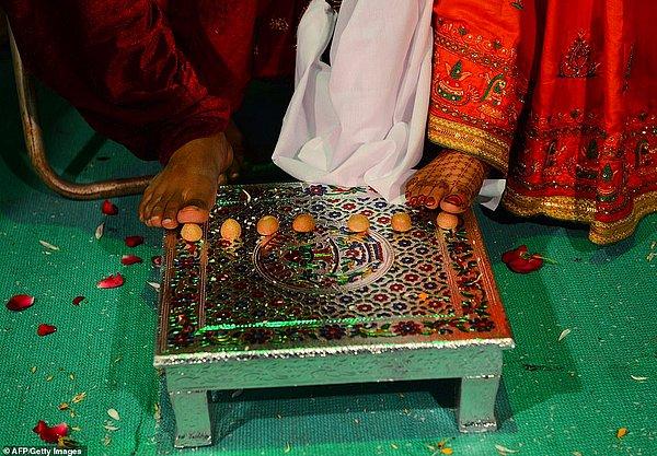 Hindistan'da babalar da geleneksel olarak kızlarının düğünleri için ödeme yaparlar, bu da babası olmayan ya da maddi durumu yetersiz olan kadınların evlenme şansının neredeyse var olmadığı anlamına gelir.