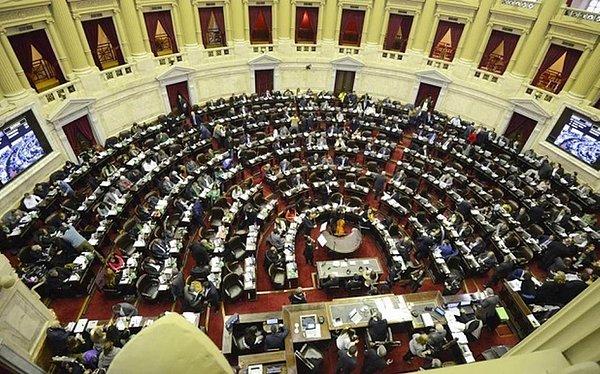 Bu ayın başında Arjantin parlamentosu, tüm yetkililerin cinsiyet eşitliği eğitimi almasını öngören yasayı onayladı.