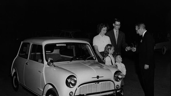 5. Перед вами культовый Mini, представленный в 1959 году. В какой стране был разработан этот автомобиль?