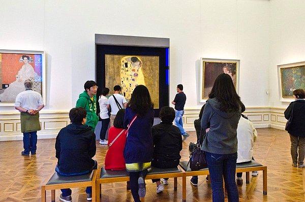 Sanat eleştirmenleri Klimt'in bu eserindeki çok yönlülüğün, Öpücük'ü Mona Lisa'dan daha kıymetli hale getirdiğini söylüyor.
