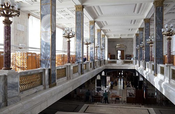 6. По чьей инициативе был открыт первый в России университет ?