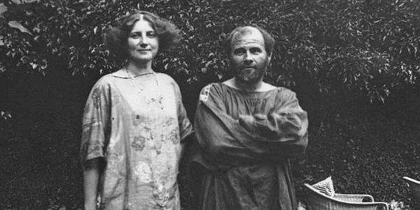Ayrıca burada resmedilen erkeğin Klimt, kadının ise onun hayat arkadaşı Emilie Flöge olduğu teorisini ortaya atmak çok da absürt olmayacaktır.
