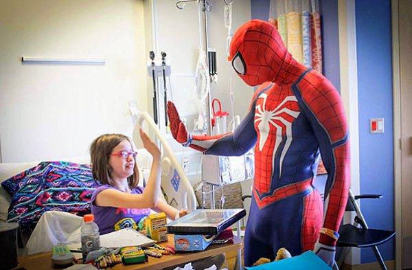 Giydiği 400-500 dolarlık Spider Man kostümüyle, bugüne kadar yaklaşık 11 bin çocuğun yüzünü güldürdü ve onlara küçük hediyeler dağıttı.