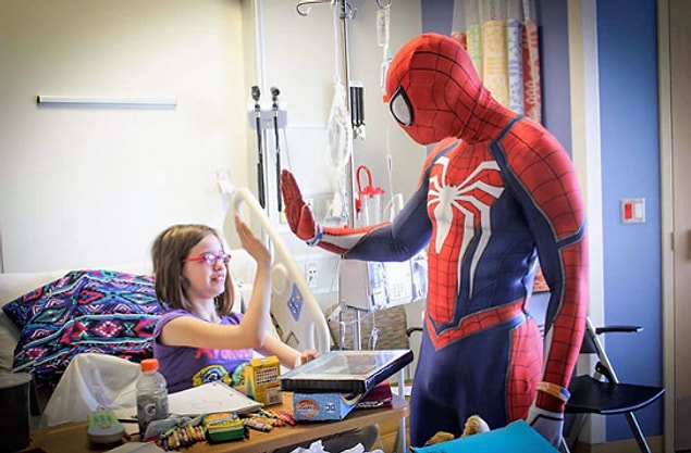Giydiği 400-500 dolarlık Spider Man kostümüyle, bugüne kadar yaklaşık 11 bin çocuğun yüzünü güldürdü ve onlara küçük hediyeler dağıttı.