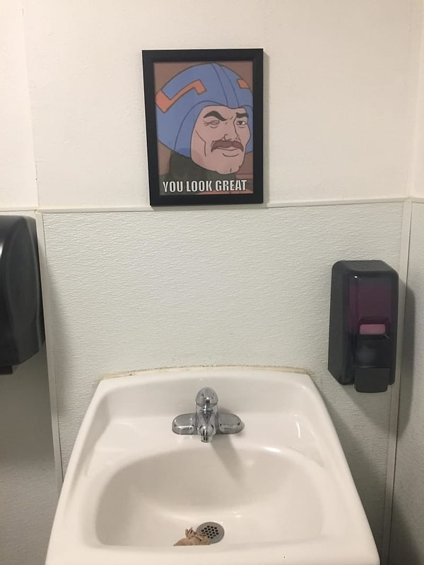 10. В этом общественном туалете висит вот такая картина вместо зеркала