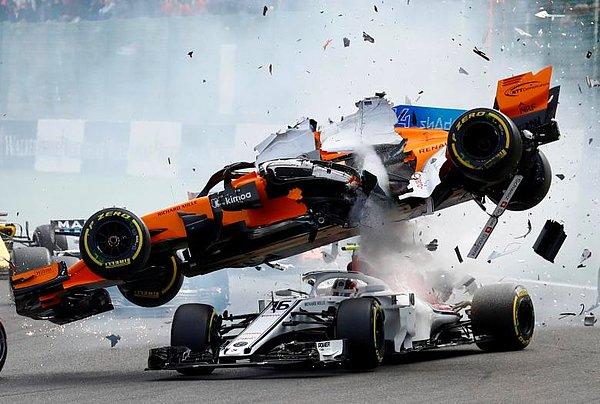 3. F1 Belçika GP'inde, Fernando Alonso'nun çıkış esnasında yaşadığı kaza.