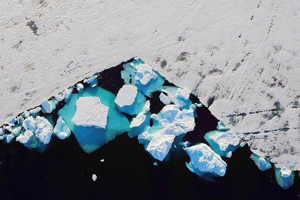 4. Grönland'da buz kütleleri birer birer parçalanırken.