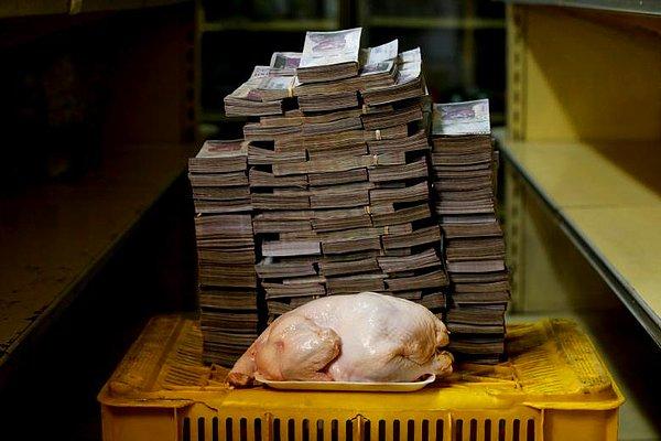 8. Venezuela'da yaşanan ekonomik krizi özetleyen bir kare: 2,5 kilo tavuk için 14,6 milyon bolivar
