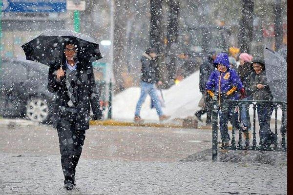 Ankara'da bugün öğleden sonra başlayan kar yağışı bütün şehirde etkili oldu.