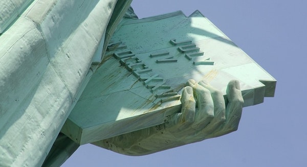 6. Где высечены такие слова: «Придите ко мне все утомленные, убогие и гонимые, тоскующие по воле»?